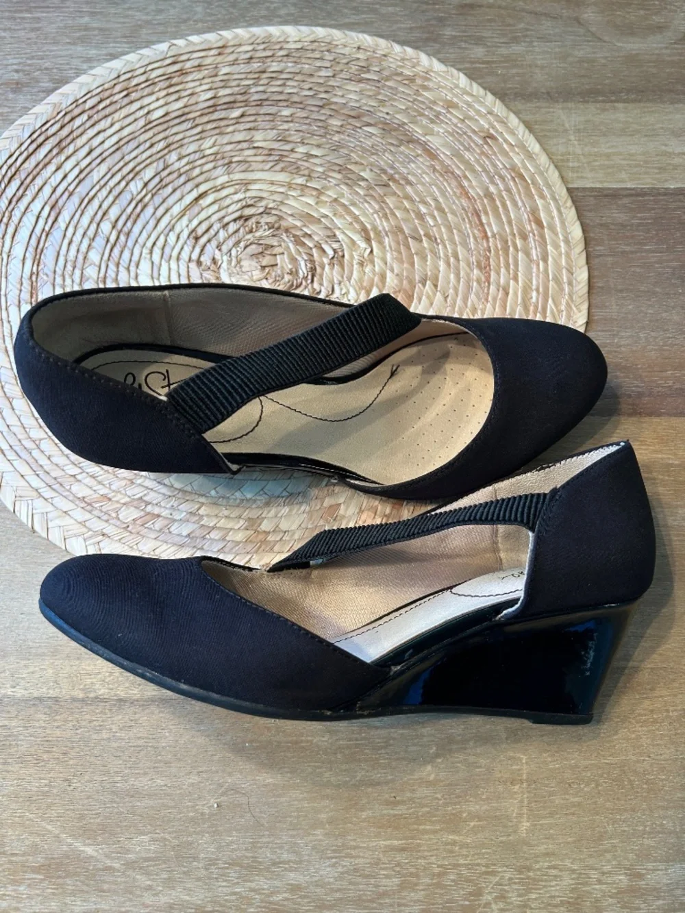 LIFESTRIDE WEDGE BLACK SHOE WITH SOFT SYSTEM INSOLE - SIZE 7.5